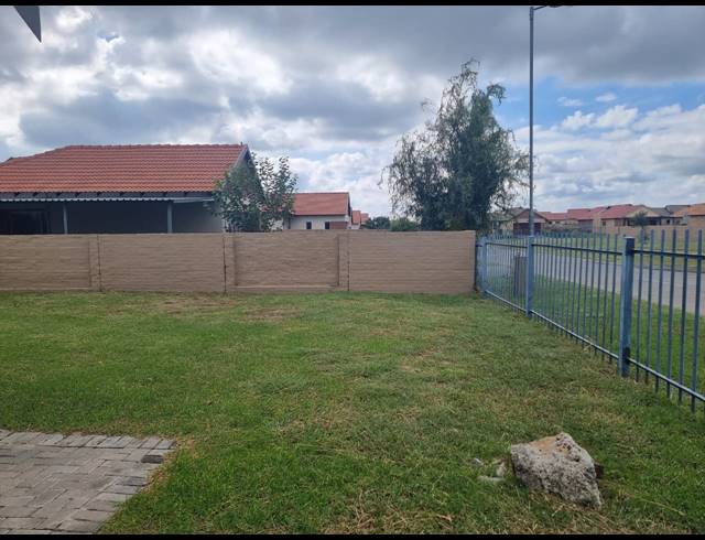 3 BEDROOM TOWNHOUSE FOR SALE IN WATERKLOOF HILL ESTATE